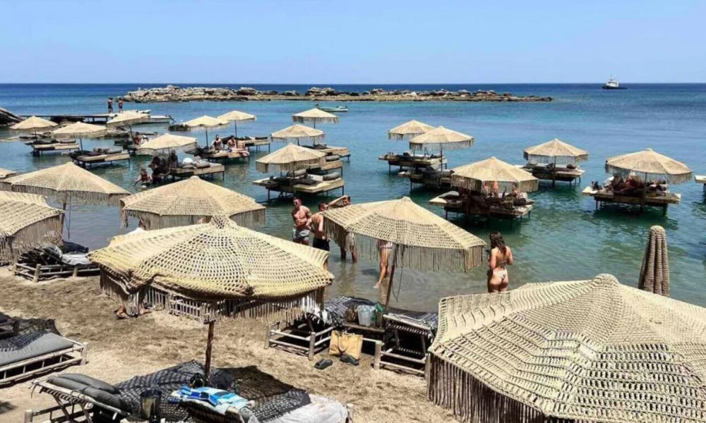 Ρόδος: Όργιο αυθαιρεσίας! Μετά την απόφαση για λουκέτο, το beach bar με τις παράνομες ξαπλώστρες οργανώνει πάρτι